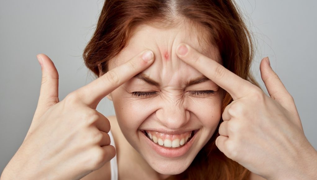 Boutons au visage : pourquoi devriez-vous éviter de les éclater - prévention